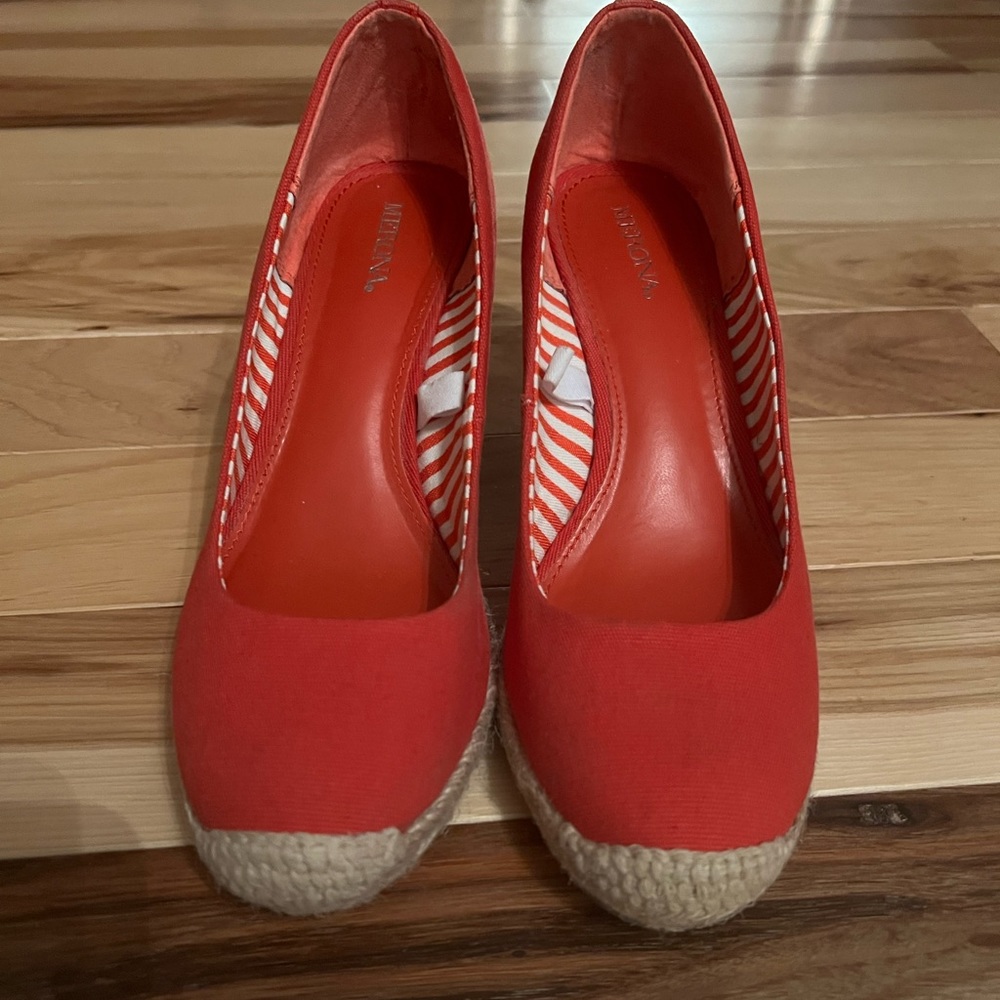Red wedges.